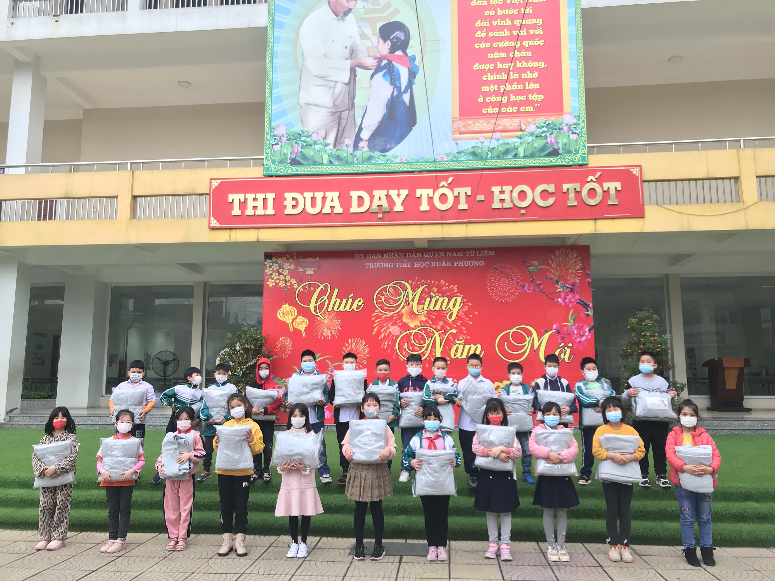Bảo hiểm Nhân thọ Fubon Việt Nam tặng quà cho các em học sinh bị cách ly vì Covid-19 tại trường Tiểu học Xuân Phương, Hà Nội